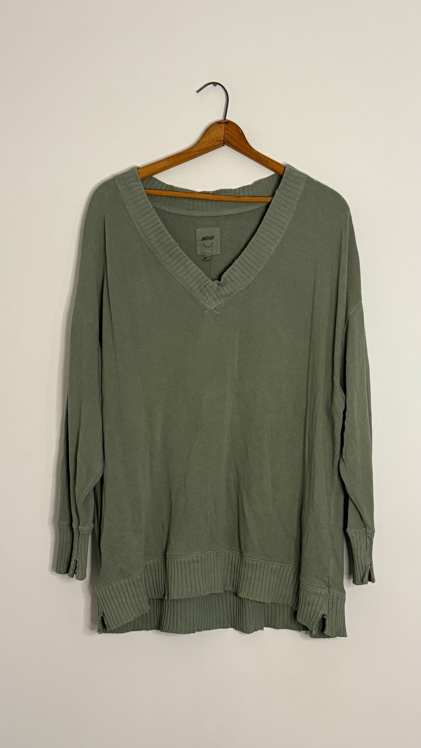 arie l/s green vneck sweatshirt