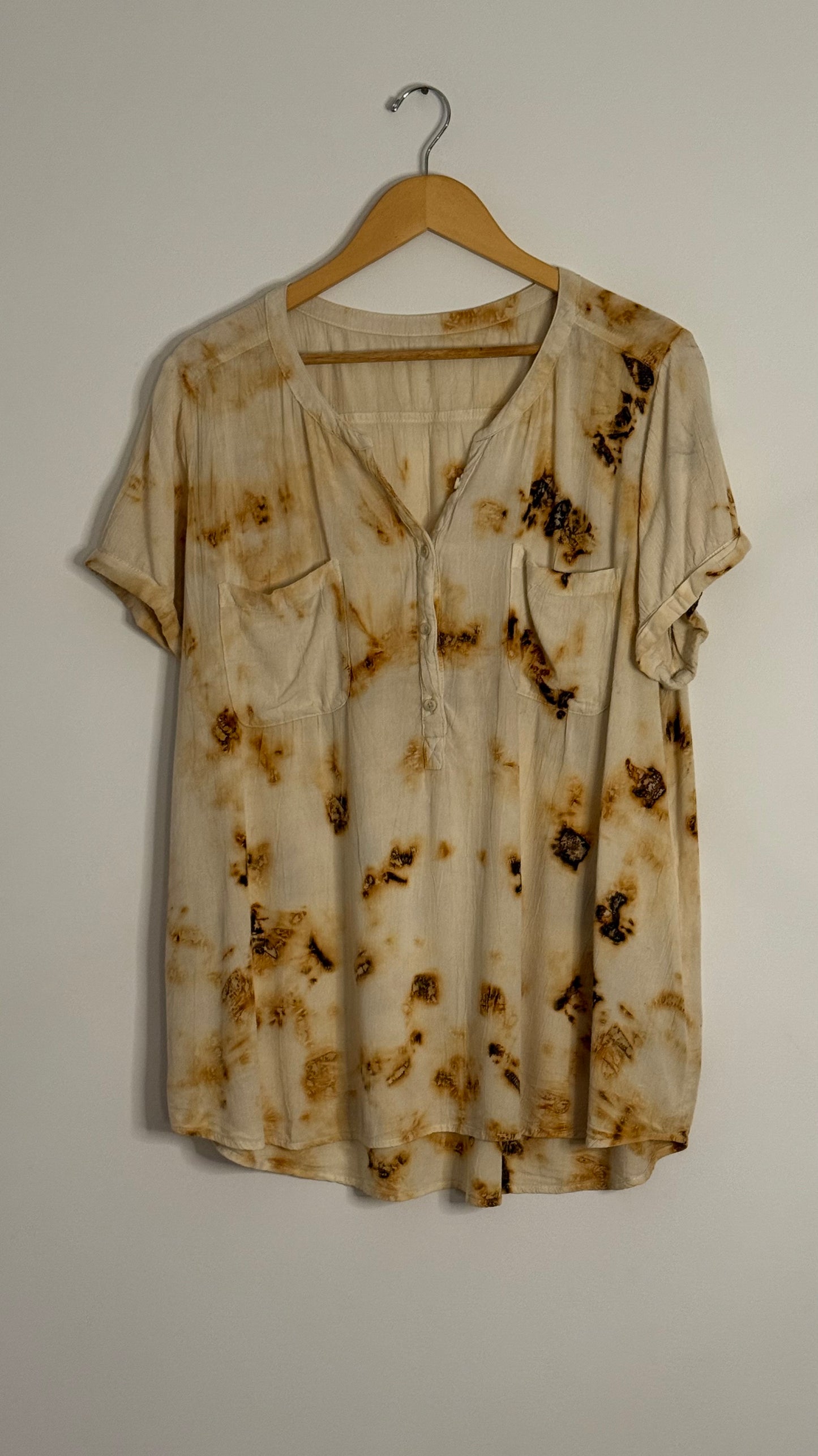 s/s cream vneck 1/2 button top
