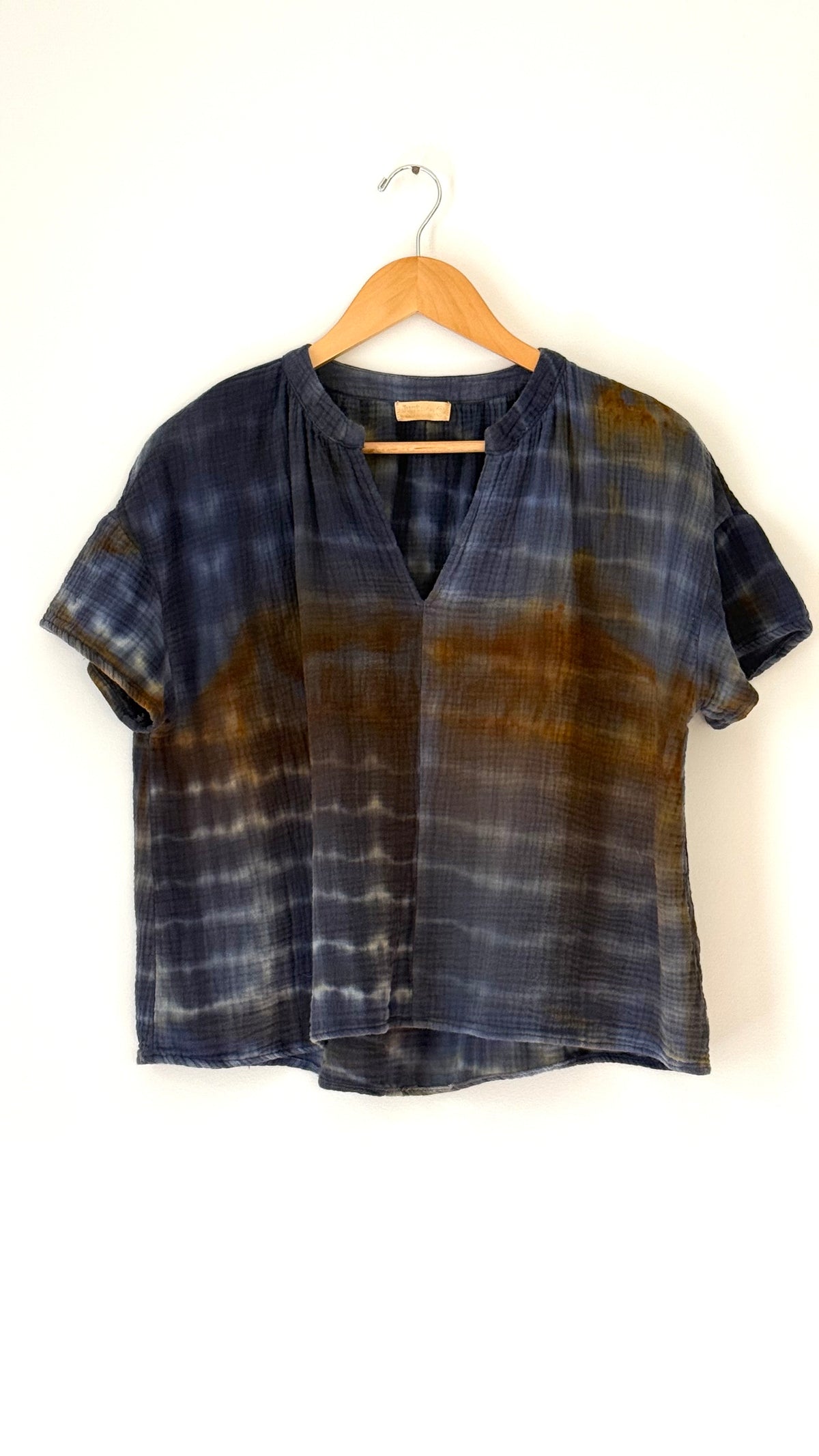 s/s cotton gauze vneck indigo tie dye top